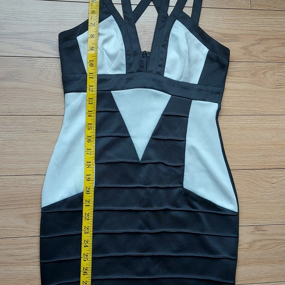 Black and white body contour dress Sz. S - Picture 6 of 7